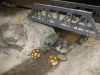 Die Russen bringen ein kleines Geschütz an der Eisenbahnbrücke in Stellung
