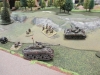 Von den beiden Shermans gedeckt