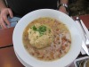 Und Eierschwammerlsauce mit Semmelknödel